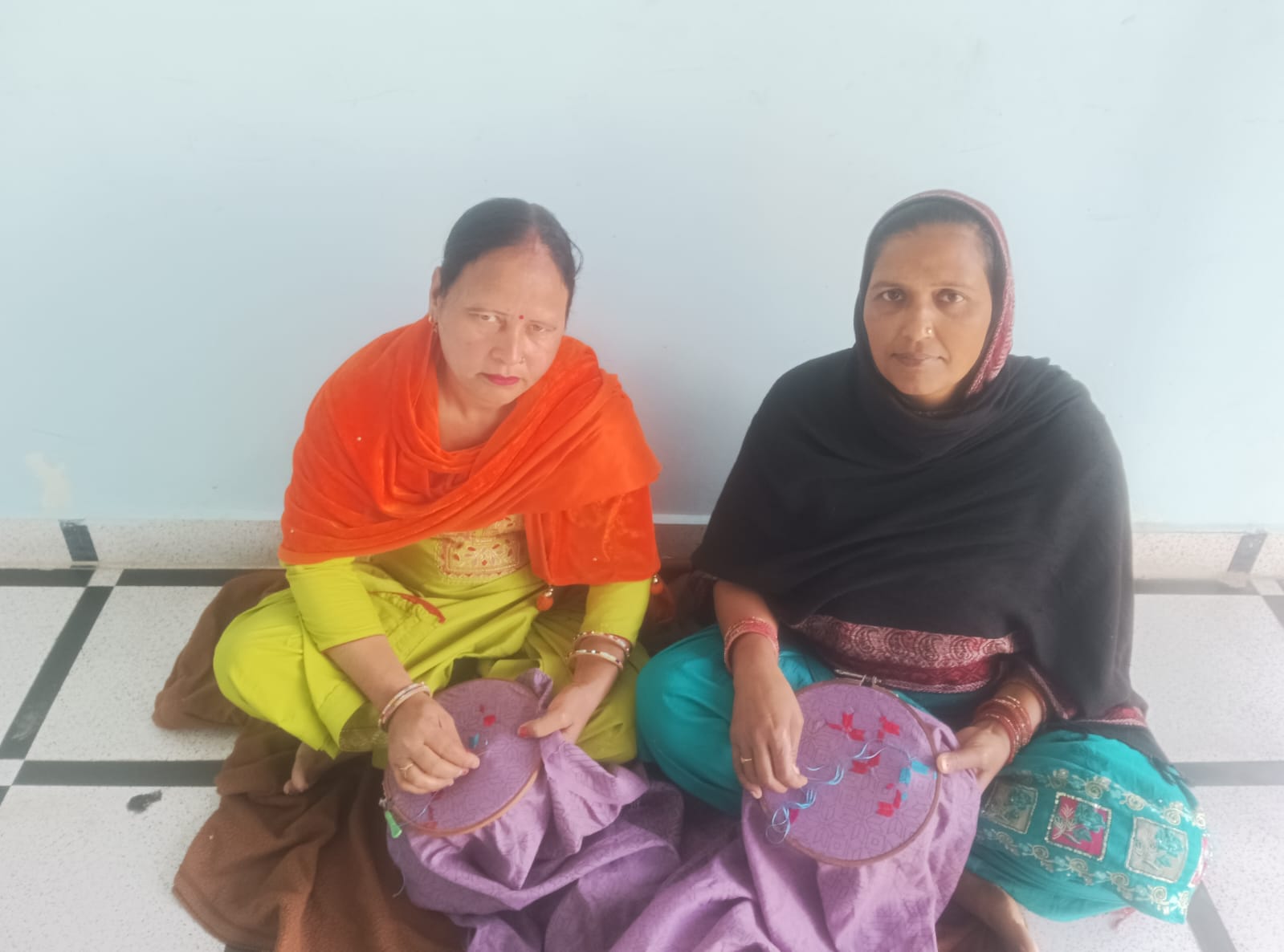 गांव अधोया एम निवासी ऊषा फुलकारी के बारे में जानकारी देते हुए। स्वयं गांव अधोया एम निवासी ऊषा फुलकारी के बारे में जानकारी देते हुए। स्वयं