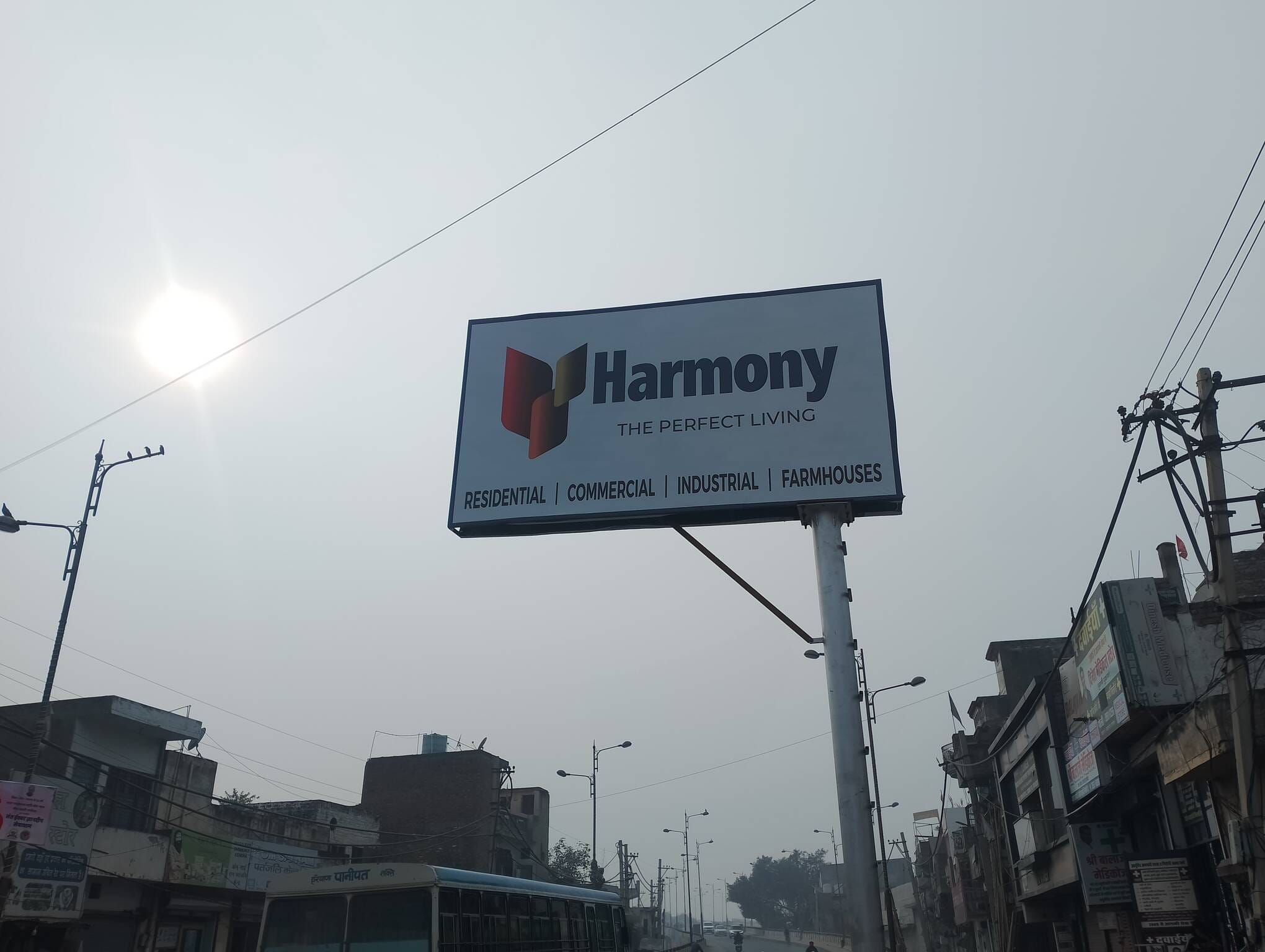 जाटल रोड पर लगे होर्डिंग। संवाद जाटल रोड पर लगे होर्डिंग। संवाद