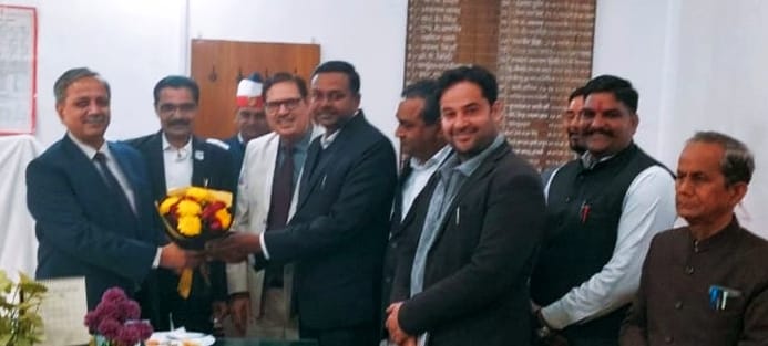 कचहरी परिसर में आयोजित राष्ट्रीय लोक अदालत में मौजूद वादकारी। संवाद कचहरी परिसर में आयोजित राष्ट्रीय लोक अदालत में मौजूद वादकारी। संवाद