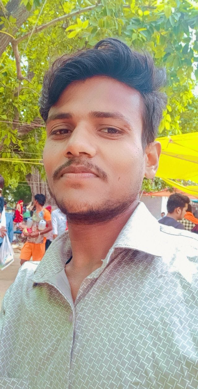 कुएं में युवक के शव मिलने के बाद रोते बिलखते परिजन। संवाद कुएं में युवक के शव मिलने के बाद रोते बिलखते परिजन। संवाद