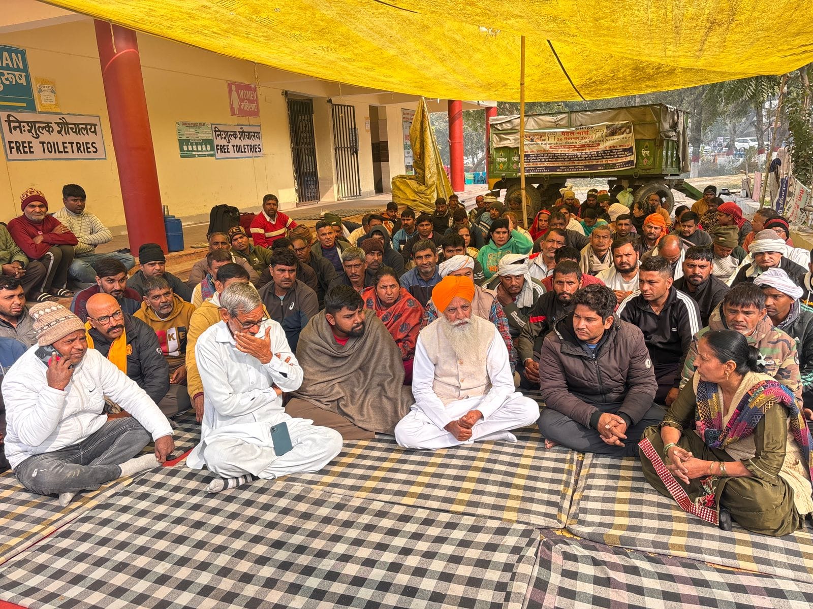 कुरुक्षेत्र। मोर्चे पर रात के समय परिजनों से वीडियो काल करता कर्मचारी। संवाद कुरुक्षेत्र। मोर्चे पर रात के समय परिजनों से वीडियो काल करता कर्मचारी। संवाद