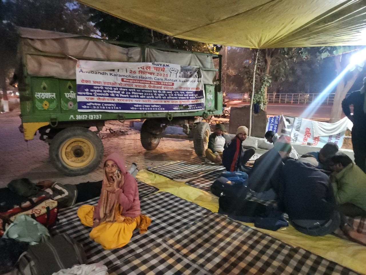 कुरुक्षेत्र। मोर्चे पर रात के समय परिजनों से वीडियो काल करता कर्मचारी। संवाद कुरुक्षेत्र। मोर्चे पर रात के समय परिजनों से वीडियो काल करता कर्मचारी। संवाद