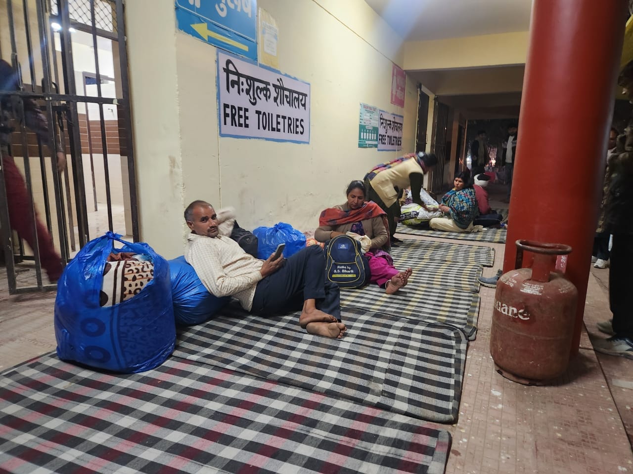 कुरुक्षेत्र। मोर्चे पर रात के समय परिजनों से वीडियो काल करता कर्मचारी। संवाद कुरुक्षेत्र। मोर्चे पर रात के समय परिजनों से वीडियो काल करता कर्मचारी। संवाद
