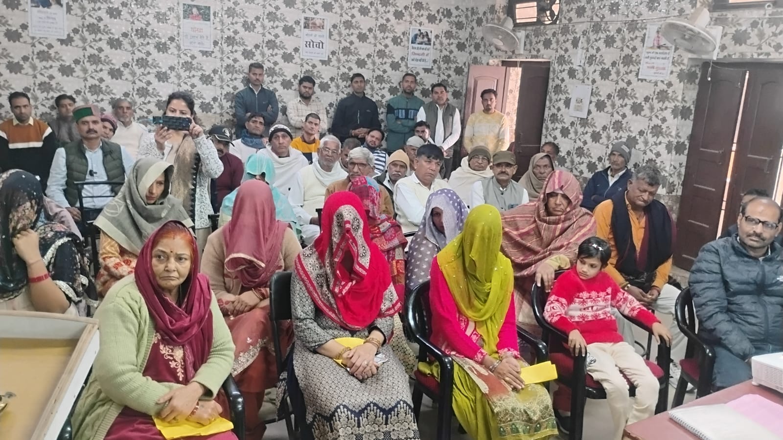 किवाना गांव में बैठक को संबोधित करते पदाधिकारी।