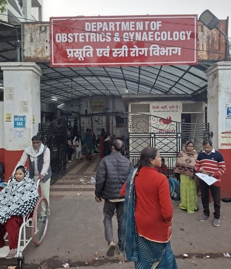 क्वीन मेरी अस्पताल के रैन बसेरे की टूटी खिड़कियां।