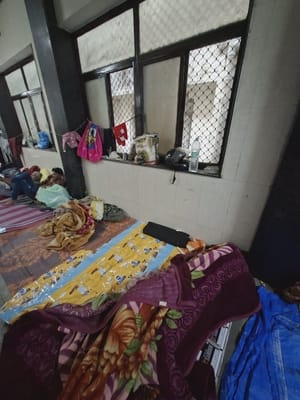 क्वीन मेरी अस्पताल के रैन बसेरे की टूटी खिड़कियां।