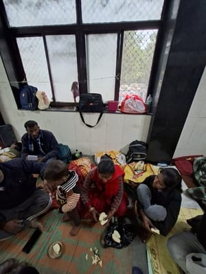 क्वीन मेरी अस्पताल के रैन बसेरे की टूटी खिड़कियां।