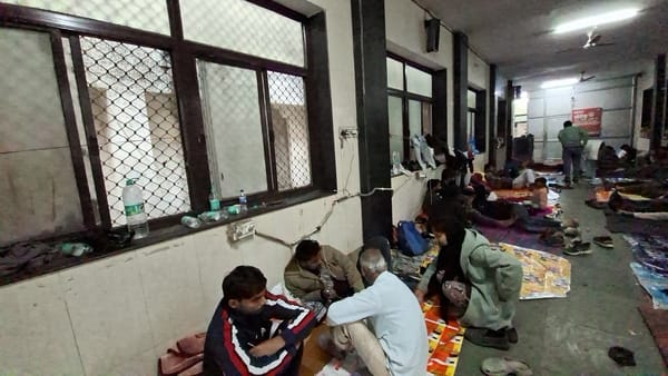क्वीन मेरी अस्पताल के रैन बसेरे की टूटी खिड़कियां।