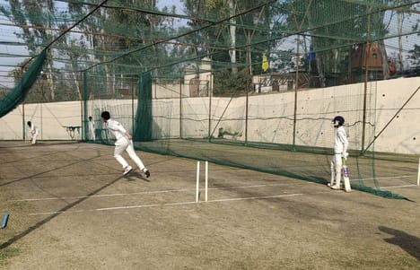 लुहणू मैदान में आयोजित क्रिकेट टीम ट्रायल में गेंद फेंकने जाता गेंदबाज और मौजूद चयनकर्ता। संवाद लुहणू मैदान में आयोजित क्रिकेट टीम ट्रायल में गेंद फेंकने जाता गेंदबाज और मौजूद चयनकर्ता। संवाद