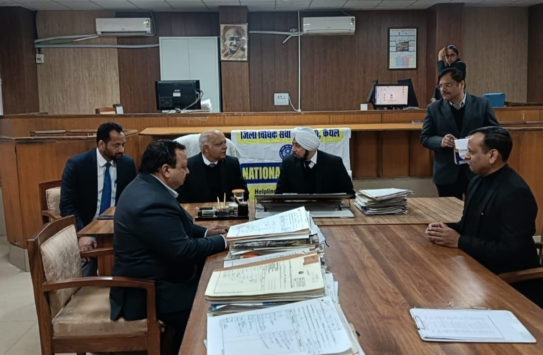 लोक अदालत में समाधान करवाने के लिए आए हुए लोग। लोक अदालत में समाधान करवाने के लिए आए हुए लोग।