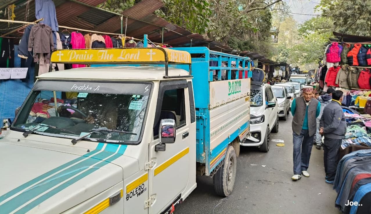 लवी मेले के चलते रविवार को एनएच पांच पर लगा जाम। संवाद लवी मेले के चलते रविवार को एनएच पांच पर लगा जाम। संवाद