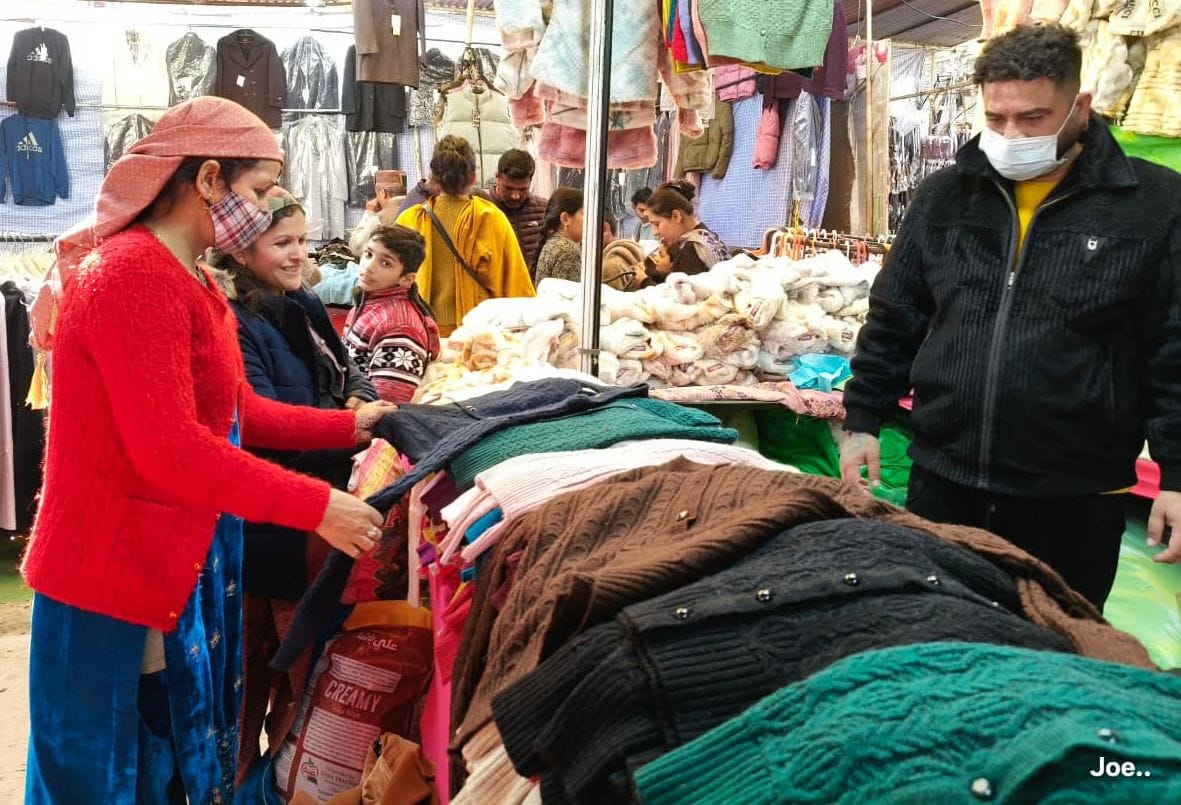 लवी मेले के चलते रविवार को एनएच पांच पर लगा जाम। संवाद लवी मेले के चलते रविवार को एनएच पांच पर लगा जाम। संवाद