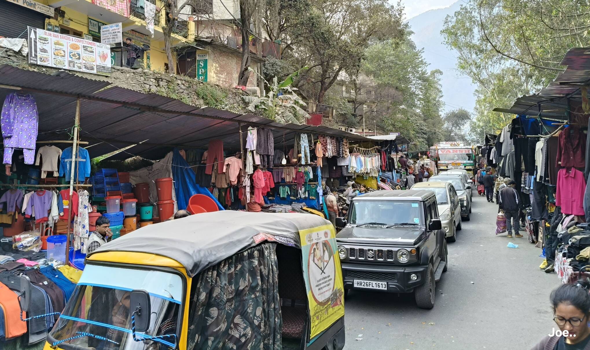 लवी मेले के चलते रविवार को एनएच पांच पर लगा जाम। संवाद लवी मेले के चलते रविवार को एनएच पांच पर लगा जाम। संवाद