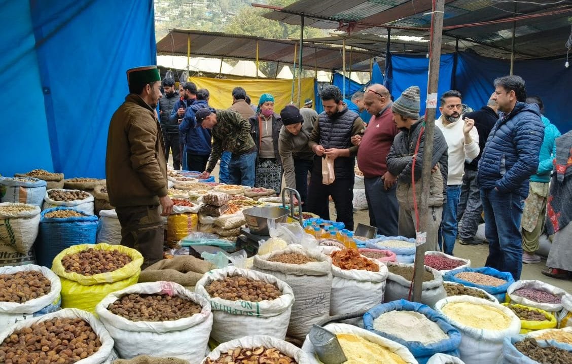 लवी मेले के चलते रविवार को एनएच पांच पर लगा जाम। संवाद लवी मेले के चलते रविवार को एनएच पांच पर लगा जाम। संवाद