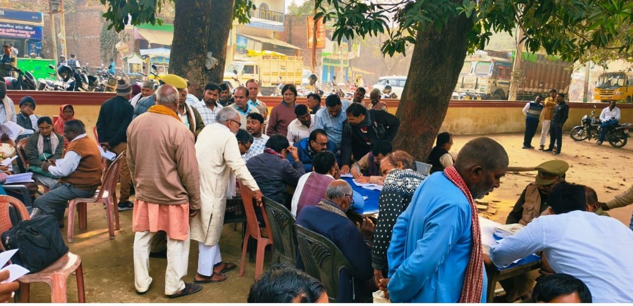 नगरा थाना परिसर में आयोजित थाना समाधान दिवस पर फरियादियों की फरियाद सुनते एसआई उमाशंकर।संवाद नगरा थाना परिसर में आयोजित थाना समाधान दिवस पर फरियादियों की फरियाद सुनते एसआई उमाशंकर।संवाद