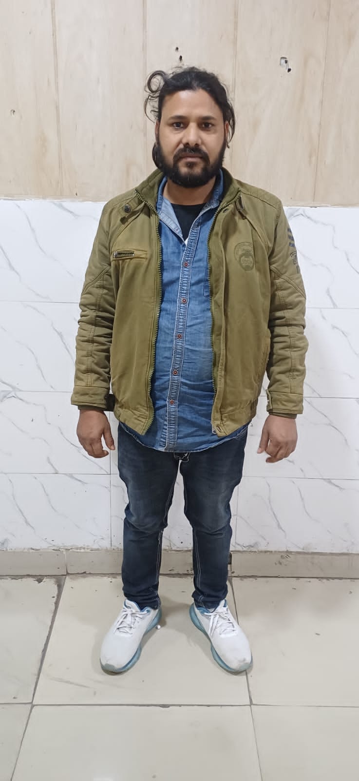 पुलिस की गिरफ्त में आरोपी।
