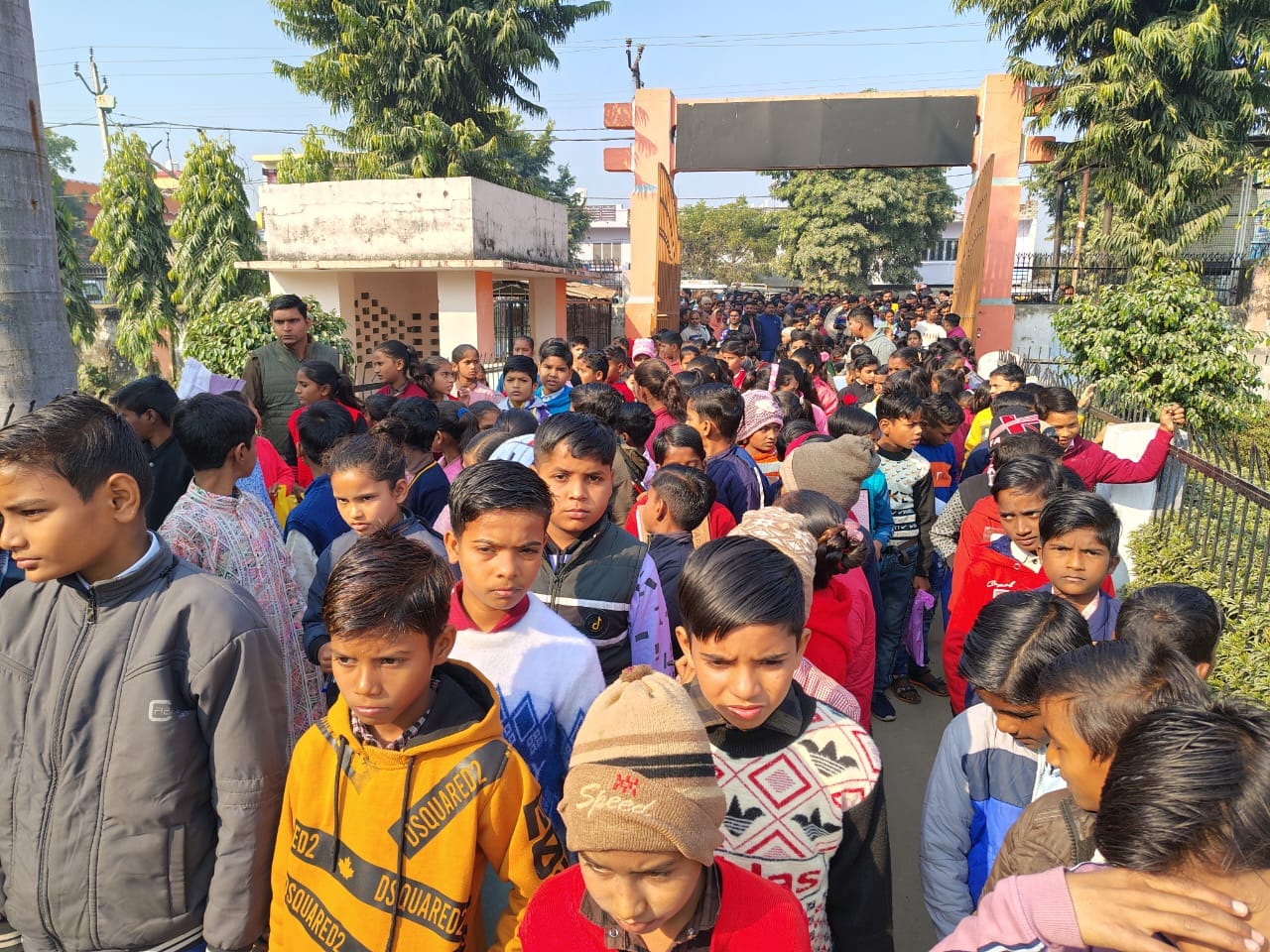 पलिया के बलदेव वैदिक इंटर कॉलेज में नवोदय विद्यालय की प्रवेश परीक्षा देते छात्र-छात्राएं। संवाद पलिया के बलदेव वैदिक इंटर कॉलेज में नवोदय विद्यालय की प्रवेश परीक्षा देते छात्र-छात्राएं। संवाद