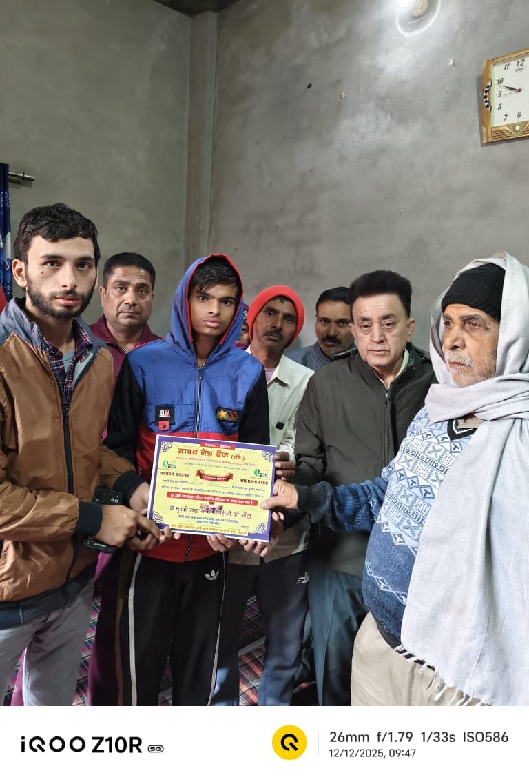 परिजनों को प्रोत्साहित करते जन सेवा दल के प्रधान। स्रोत : दल
