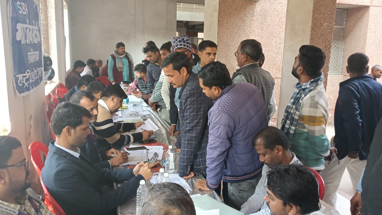 राष्ट्रीय लोक अदालत में अपने अपने मुकदमे को देखते लोग-संवाद