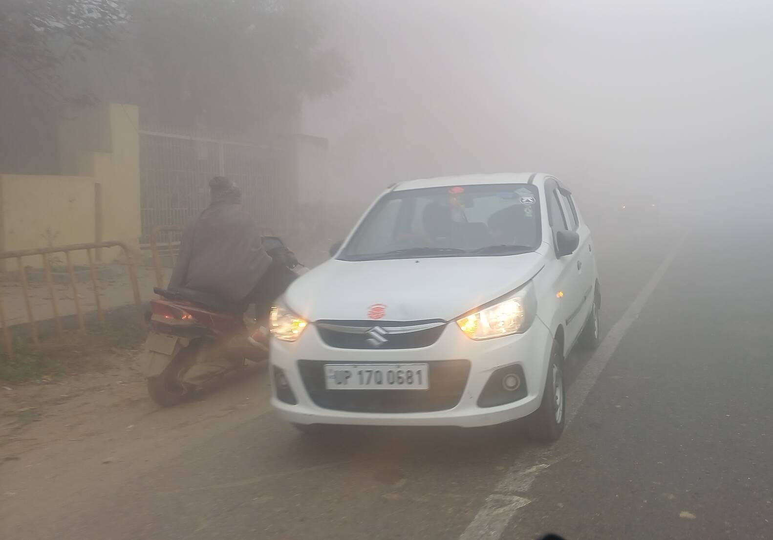 रटौल के पास ईपीई पर कोहरे के बीच लाइट जलाकर जाते वाहन। संवाद रटौल के पास ईपीई पर कोहरे के बीच लाइट जलाकर जाते वाहन। संवाद