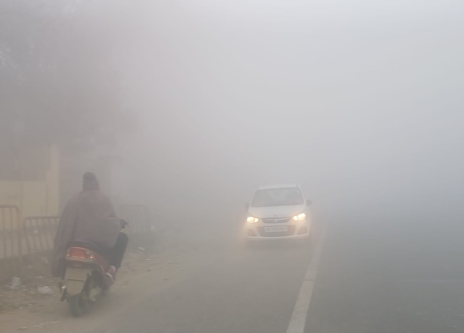 रटौल के पास ईपीई पर कोहरे के बीच लाइट जलाकर जाते वाहन। संवाद रटौल के पास ईपीई पर कोहरे के बीच लाइट जलाकर जाते वाहन। संवाद