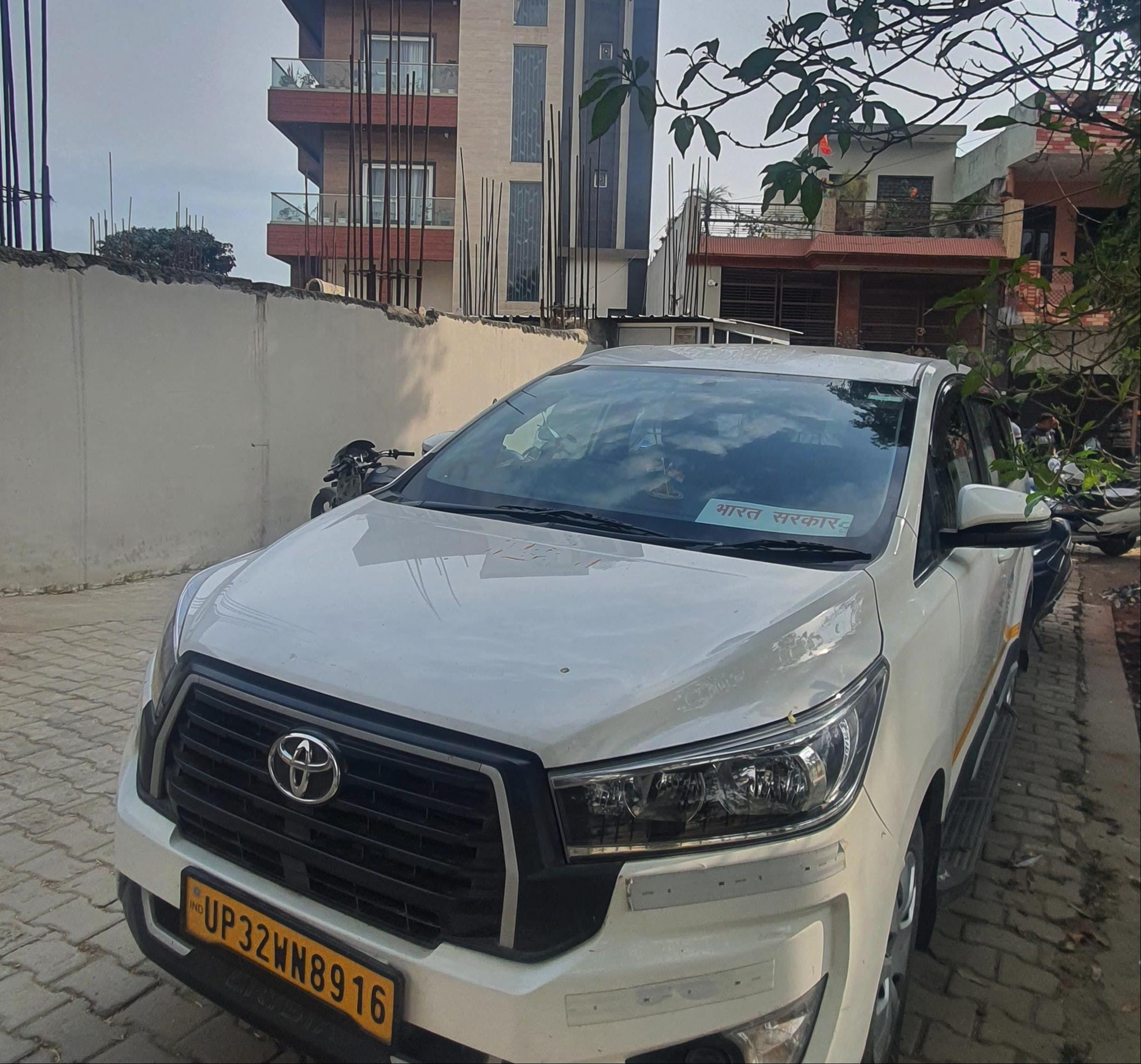 सहारनपुर के शास्त्री नगर में विभाेर राणा के आवास पर ईडी की रेड के दौरान चस्पा किया गया नोटिस