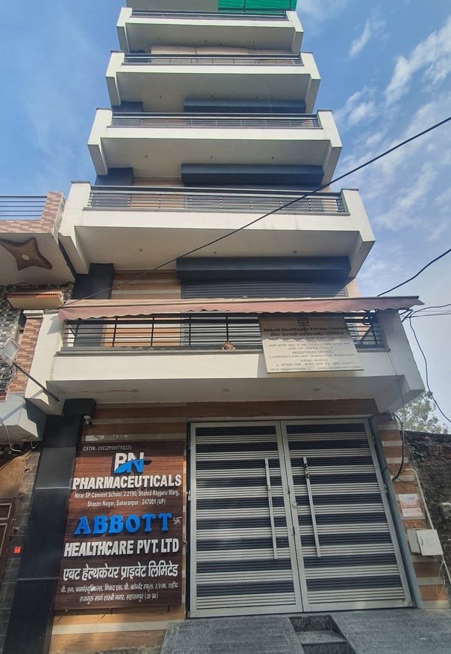 सहारनपुर के शास्त्री नगर में विभाेर राणा के आवास पर ईडी की रेड के दौरान चस्पा किया गया नोटिस