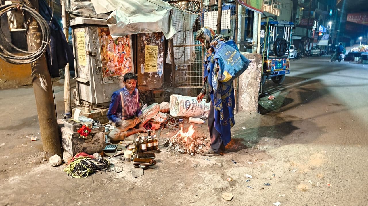 संकटा देवी मंदिर में कूड़ा जलाकरठंड को दूर करते लोग-संवाद संकटा देवी मंदिर में कूड़ा जलाकरठंड को दूर करते लोग-संवाद