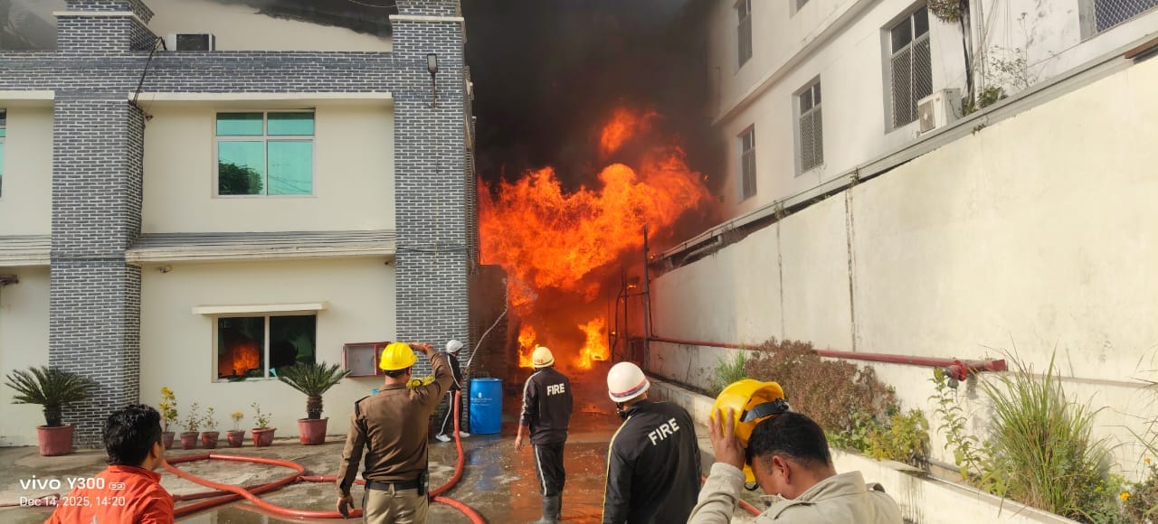 सेलाकुई में परफ्यूम बनाने वाली कंपनी की फैक्टरी में लगी आग। संवाद सेलाकुई में परफ्यूम बनाने वाली कंपनी की फैक्टरी में लगी आग। संवाद