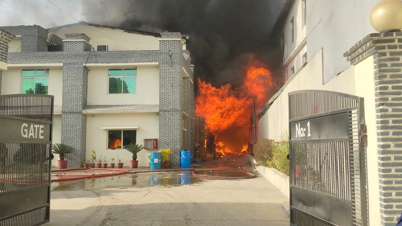 सेलाकुई में परफ्यूम बनाने वाली कंपनी की फैक्टरी में लगी आग। संवाद सेलाकुई में परफ्यूम बनाने वाली कंपनी की फैक्टरी में लगी आग। संवाद