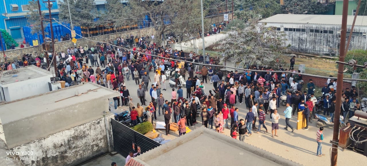 सेलाकुई में परफ्यूम बनाने वाली कंपनी की फैक्टरी में लगी आग। संवाद सेलाकुई में परफ्यूम बनाने वाली कंपनी की फैक्टरी में लगी आग। संवाद