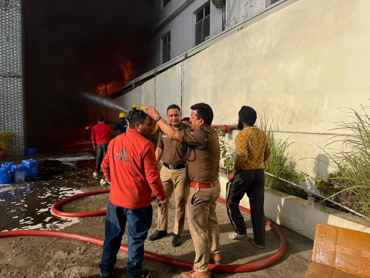 सेलाकुई में परफ्यूम बनाने वाली कंपनी की फैक्टरी में लगी आग। संवाद सेलाकुई में परफ्यूम बनाने वाली कंपनी की फैक्टरी में लगी आग। संवाद