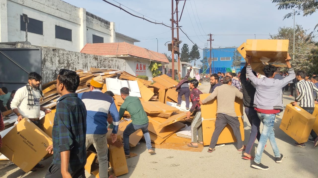 सेलाकुई में परफ्यूम बनाने वाली कंपनी की फैक्टरी में लगी आग। संवाद सेलाकुई में परफ्यूम बनाने वाली कंपनी की फैक्टरी में लगी आग। संवाद