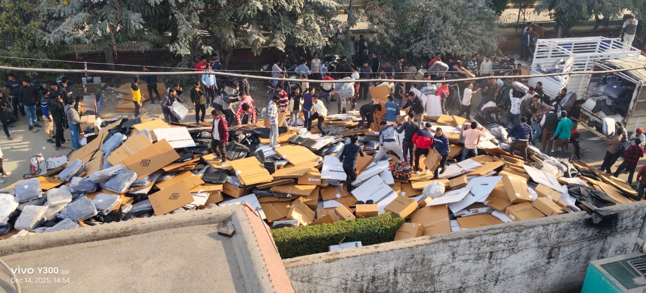 सेलाकुई में परफ्यूम बनाने वाली कंपनी की फैक्टरी में लगी आग। संवाद सेलाकुई में परफ्यूम बनाने वाली कंपनी की फैक्टरी में लगी आग। संवाद