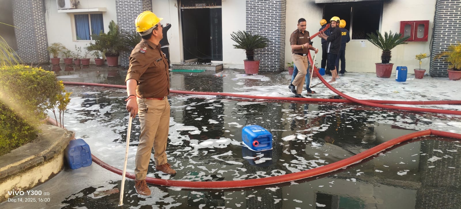 सेलाकुई में परफ्यूम बनाने वाली कंपनी की फैक्टरी में लगी आग। संवाद सेलाकुई में परफ्यूम बनाने वाली कंपनी की फैक्टरी में लगी आग। संवाद