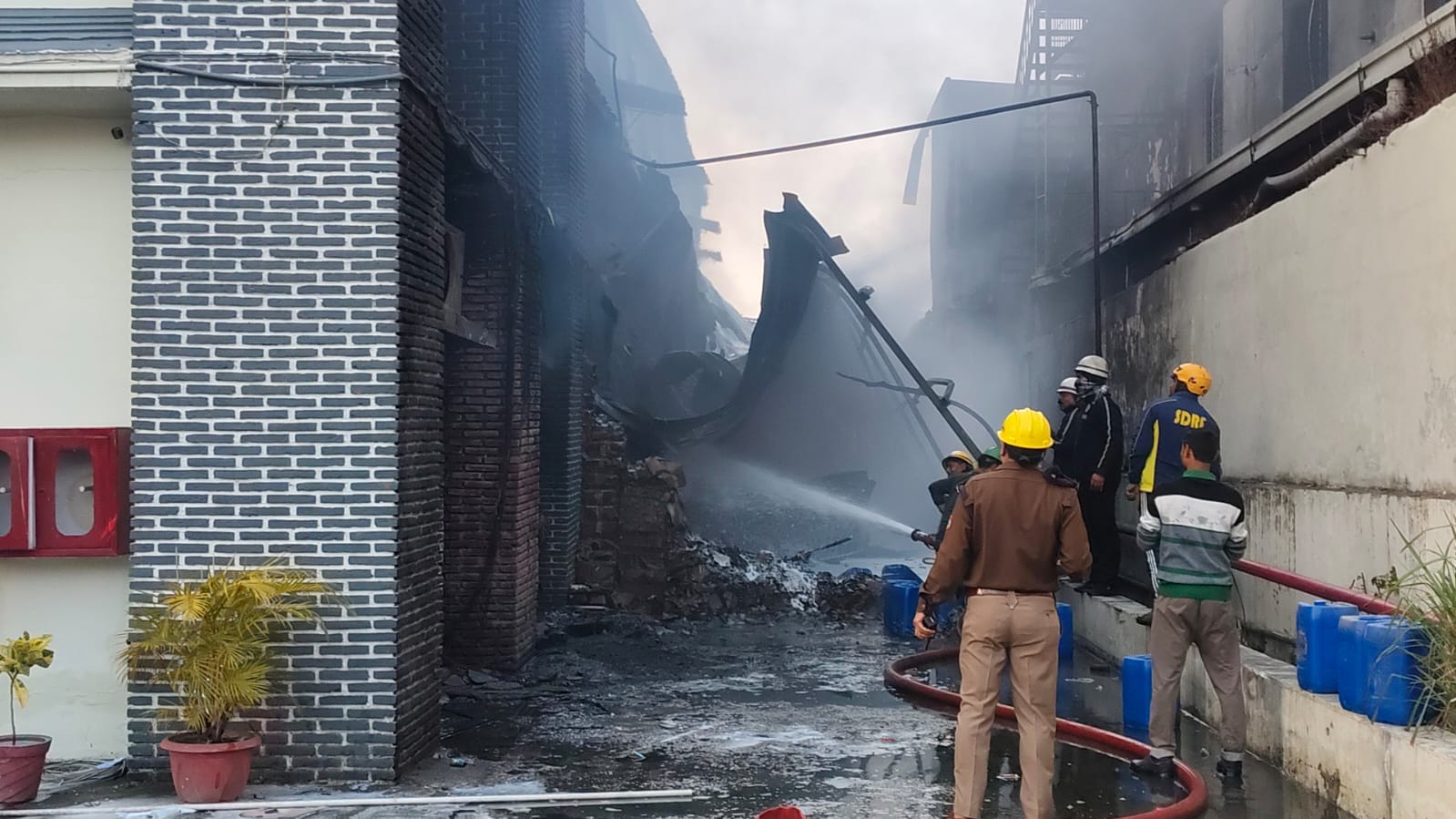 सेलाकुई में परफ्यूम बनाने वाली कंपनी की फैक्टरी में लगी आग। संवाद सेलाकुई में परफ्यूम बनाने वाली कंपनी की फैक्टरी में लगी आग। संवाद