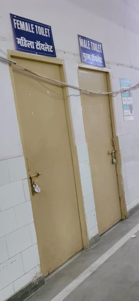 संयुक्त अस्पताल के शौचालय में लटक रहा ताला। संवाद संयुक्त अस्पताल के शौचालय में लटक रहा ताला। संवाद