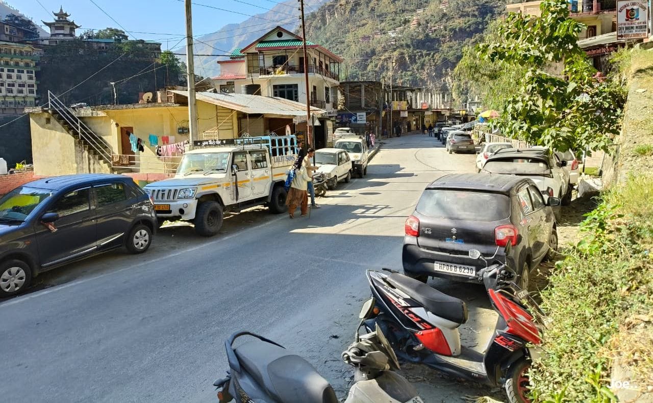 शहर के साथ सटी जगातखाना पंचायत में पार्किंग की सुविधा न होने से सडक़ के दोनों ओर पार्क हो रहे वा शहर के साथ सटी जगातखाना पंचायत में पार्किंग की सुविधा न होने से सडक़ के दोनों ओर पार्क हो रहे वा