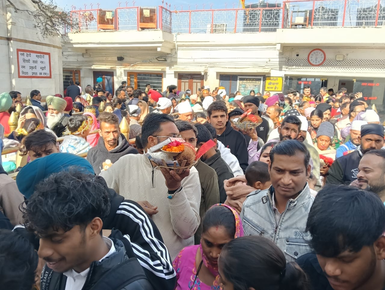 श्री नयना देवी जी में दर्शनों के लिए पहुंचे श्रद्धालु। संवाद श्री नयना देवी जी में दर्शनों के लिए पहुंचे श्रद्धालु। संवाद