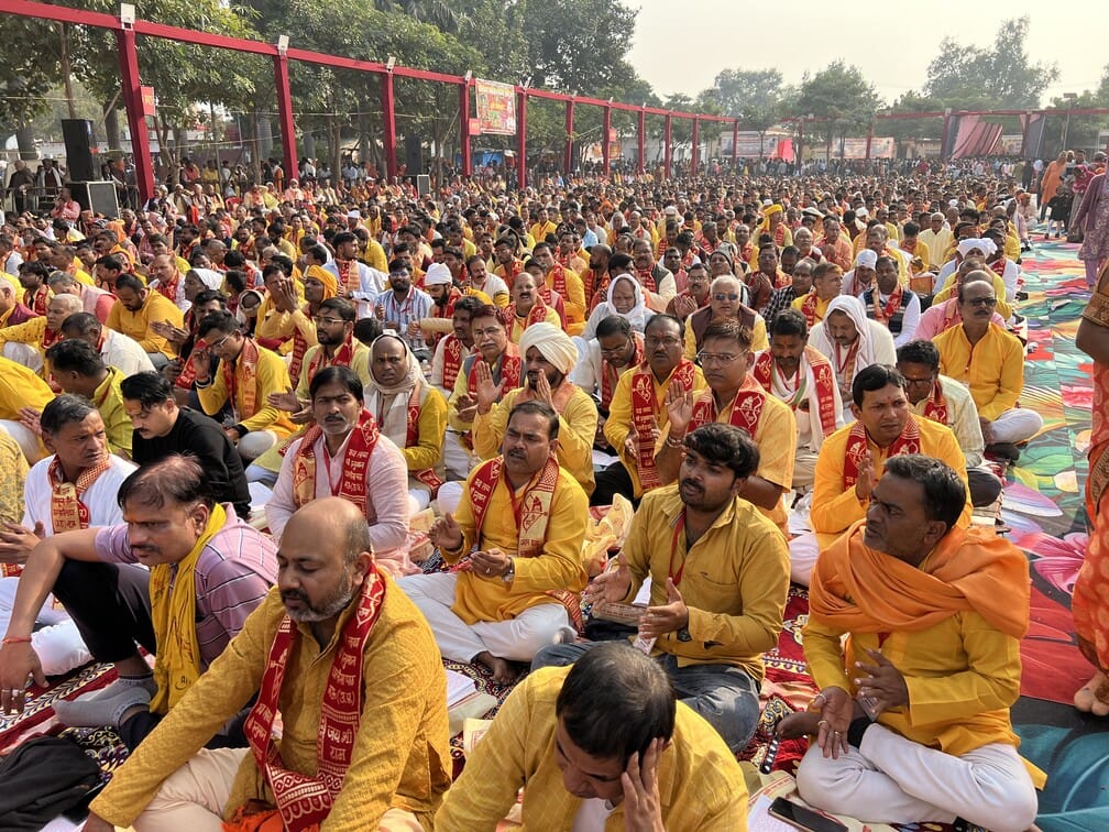 शीतला माता मंदिर में आरती करते श्रद्धालु। संवाद