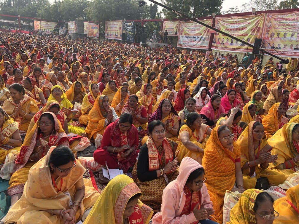 शीतला माता मंदिर में आरती करते श्रद्धालु। संवाद