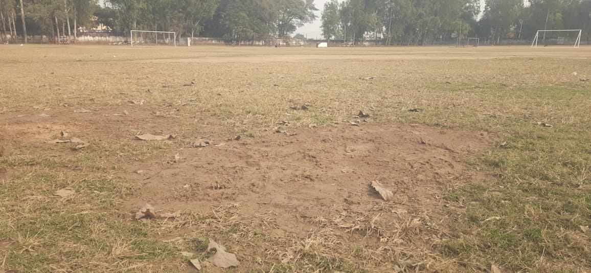 तेजली खेल परिसर के फुटबॉल मैदान में बिना जाल के पोल। संवाद तेजली खेल परिसर के फुटबॉल मैदान में बिना जाल के पोल। संवाद