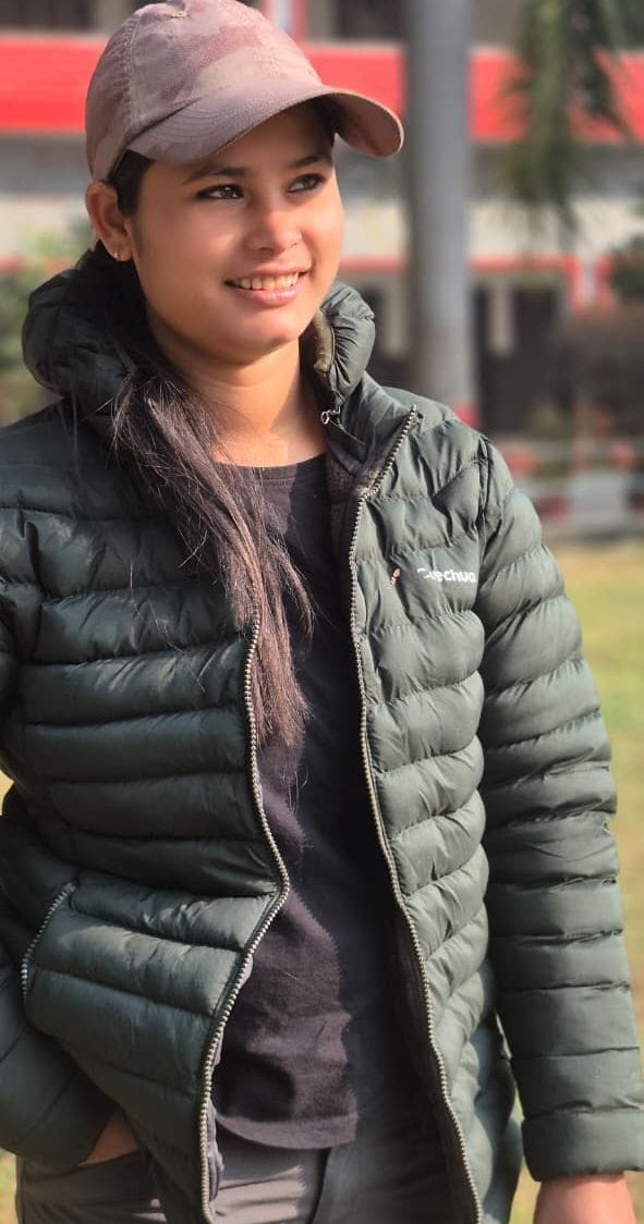 टीम के साथ गांव से मगरमच्छ पकड़कर वाहन में रखती नजरून। स्रोत: स्वयं टीम के साथ गांव से मगरमच्छ पकड़कर वाहन में रखती नजरून। स्रोत: स्वयं