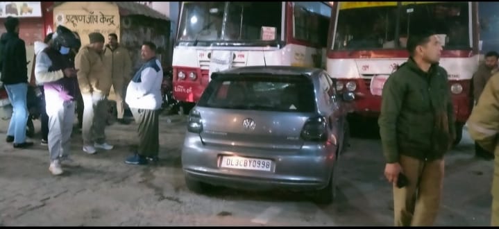 धामपुर में देर रात सड़क हादसे में व्यक्ति की मौत के बाद घटना स्थल पर मौजूद पुलिस स्त्रोतनागरिक