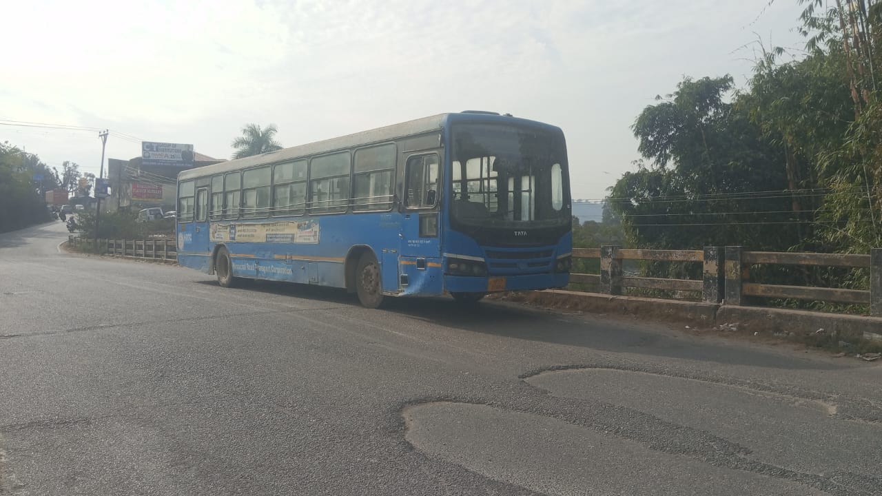 धर्मशाला के कैंची मोड पर तीन दिन से खराब खड़ी एचआरटीसी की बस। संवाद धर्मशाला के कैंची मोड पर तीन दिन से खराब खड़ी एचआरटीसी की बस। संवाद