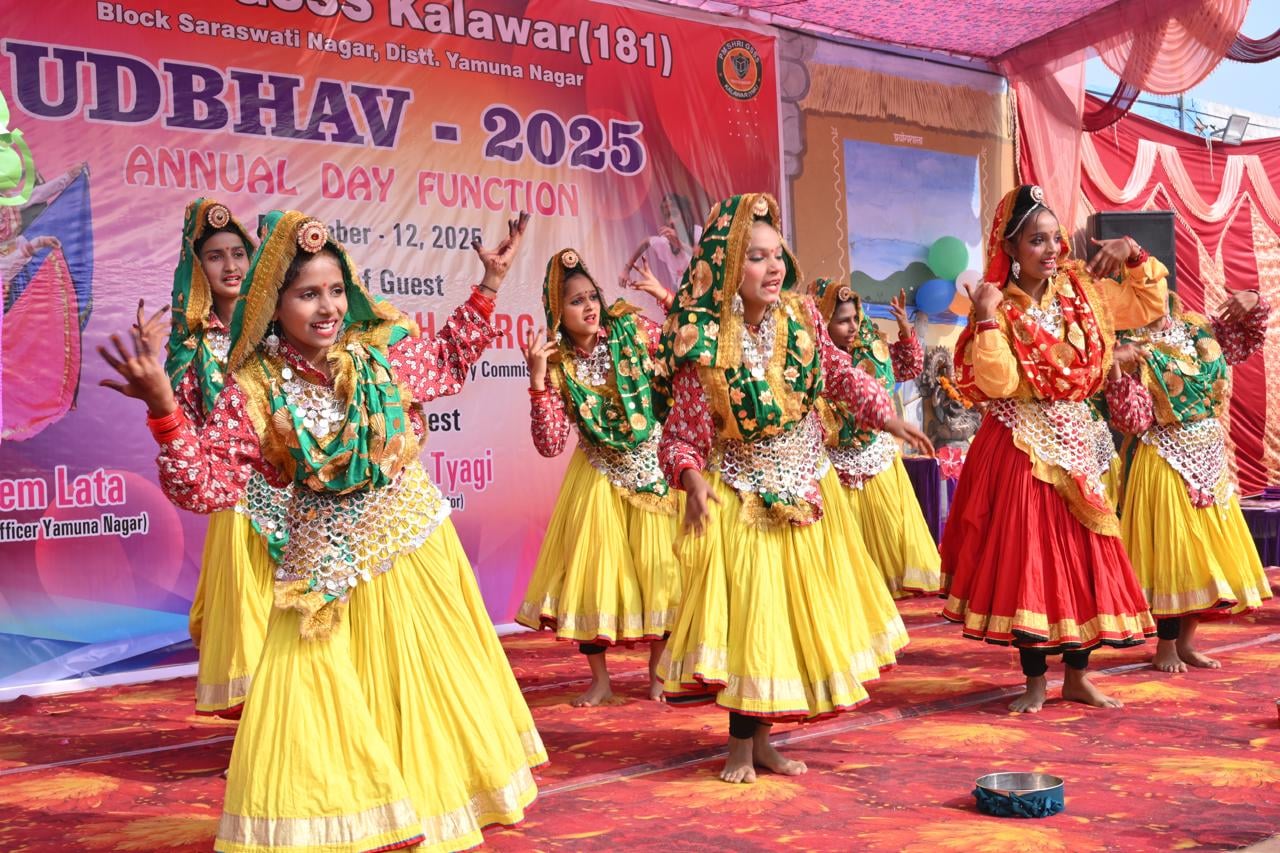 विद्यालय के वार्षिकोत्सव के दौरान प्रस्तुति देतीं छात्राएं। स्कूल विद्यालय के वार्षिकोत्सव के दौरान प्रस्तुति देतीं छात्राएं। स्कूल