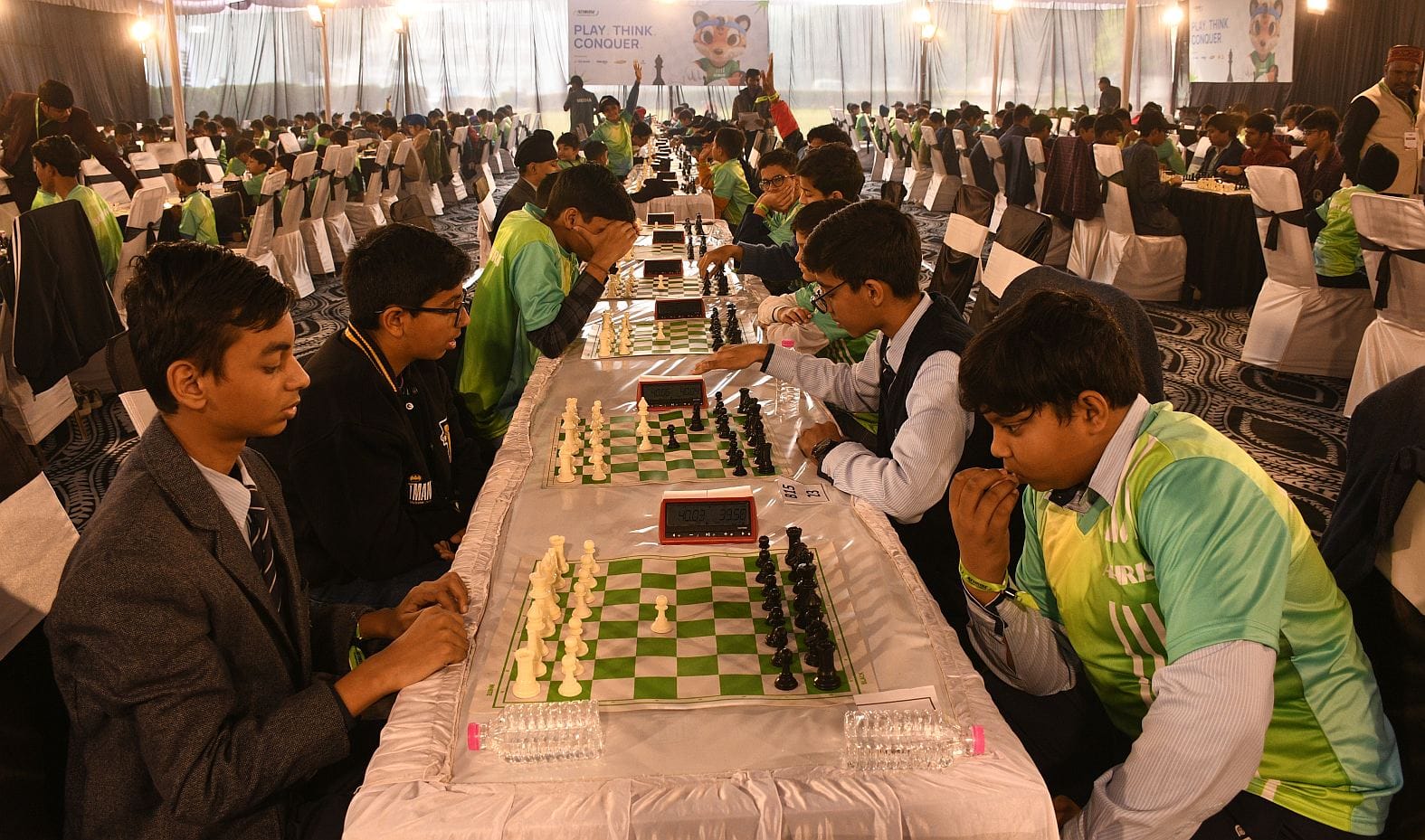 यूपी बैडमिंटन अकादमी में शतरंज के मुकाबले के चाल चलते खिलाड़ी।