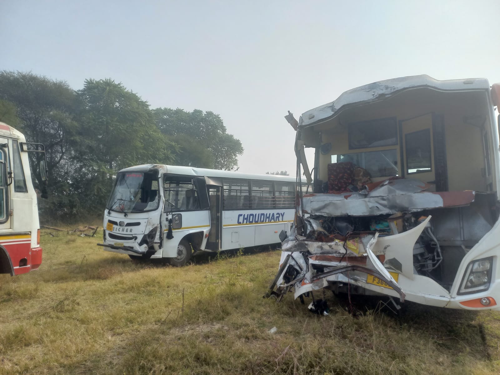 14jjrp27- कुलाना गांव के पास हादसे में क्षत्रिग्रस्त बस को बुलडोजर से उठाकर लेकर जाते हुए। स्रो 14jjrp27- कुलाना गांव के पास हादसे में क्षत्रिग्रस्त बस को बुलडोजर से उठाकर लेकर जाते हुए। स्रो