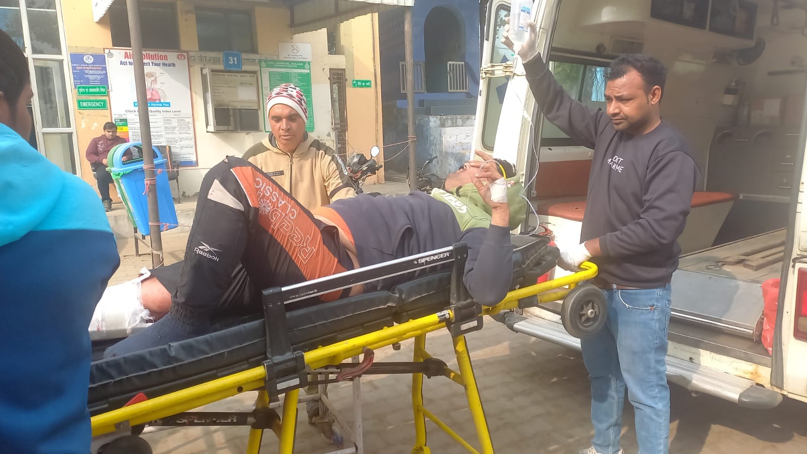 14jjrp27- कुलाना गांव के पास हादसे में क्षत्रिग्रस्त बस को बुलडोजर से उठाकर लेकर जाते हुए। स्रो 14jjrp27- कुलाना गांव के पास हादसे में क्षत्रिग्रस्त बस को बुलडोजर से उठाकर लेकर जाते हुए। स्रो