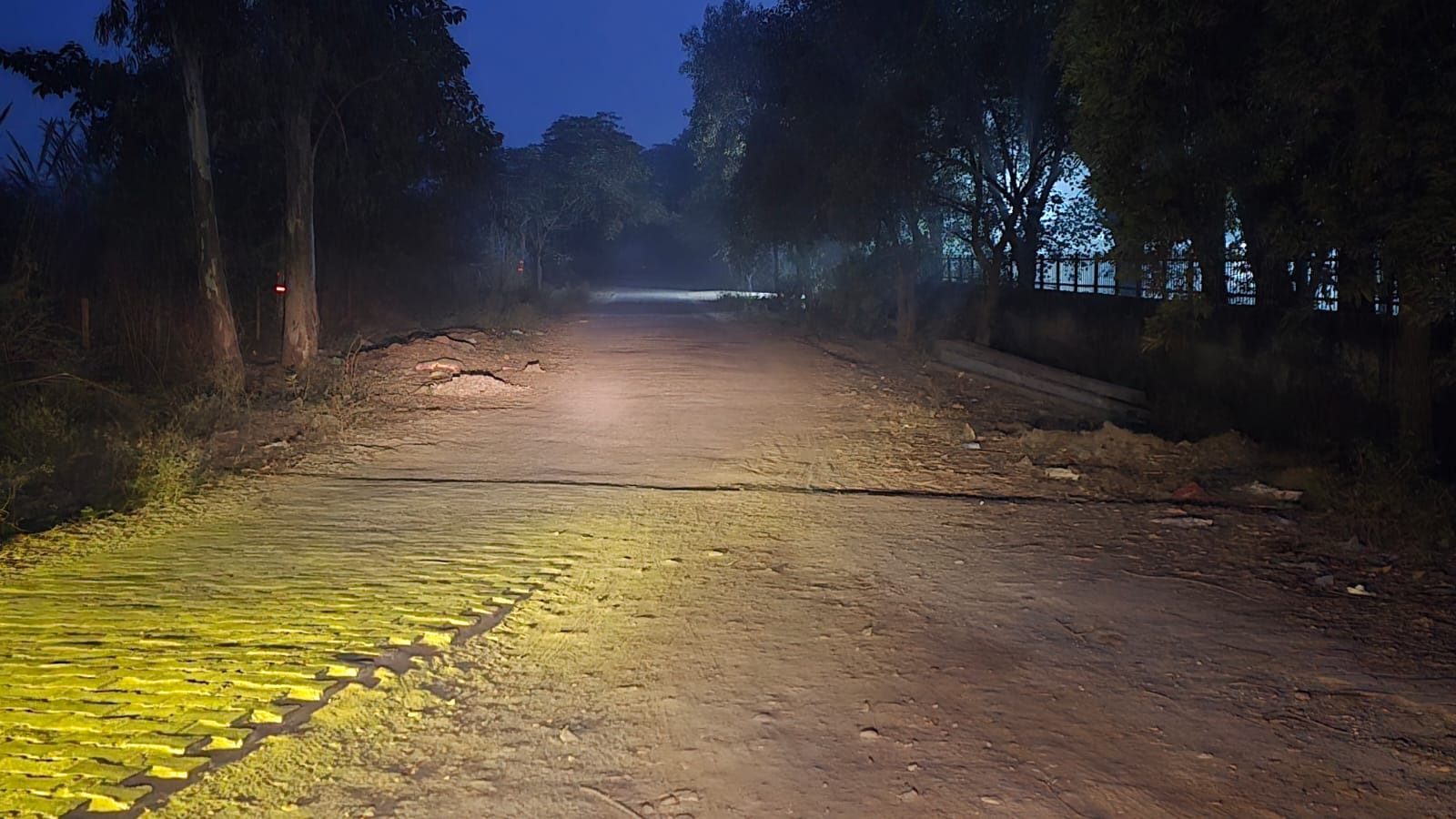 14jjrp30- झज्जर। कोसली रोड से रेलवे स्टेशन मार्ग पर अंधेरा। संवाद
